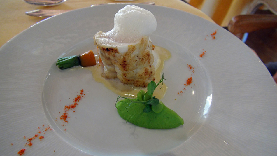 La lotte : Poêlée, mousseline de petits pois, émulsion de lard fumé, tartare mi-cuit de langoustines
