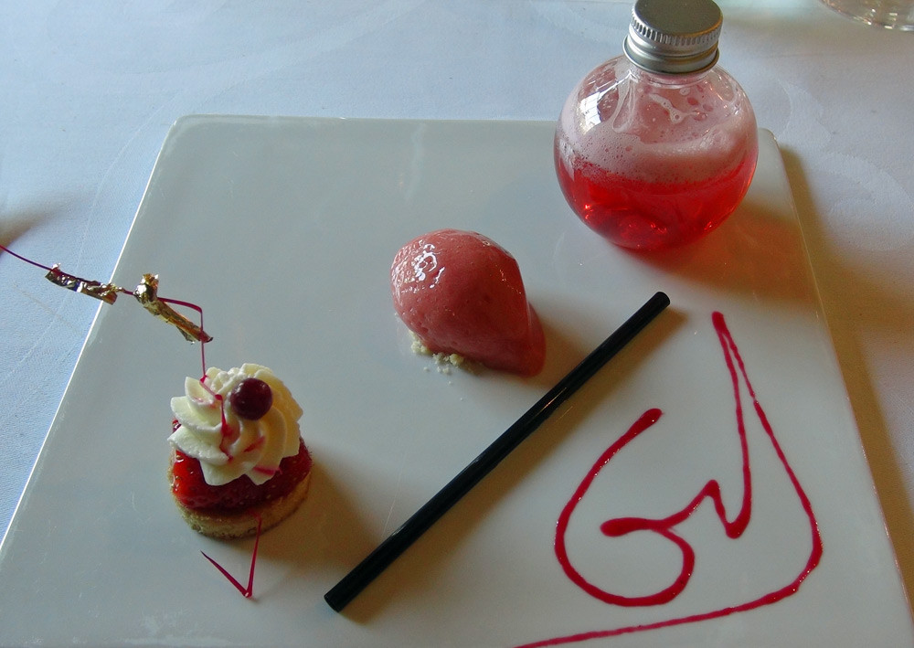 Avant-dessert : Sablé breton, fraise de Plougastel et chantilly, sorbet fraise et limonade fraise