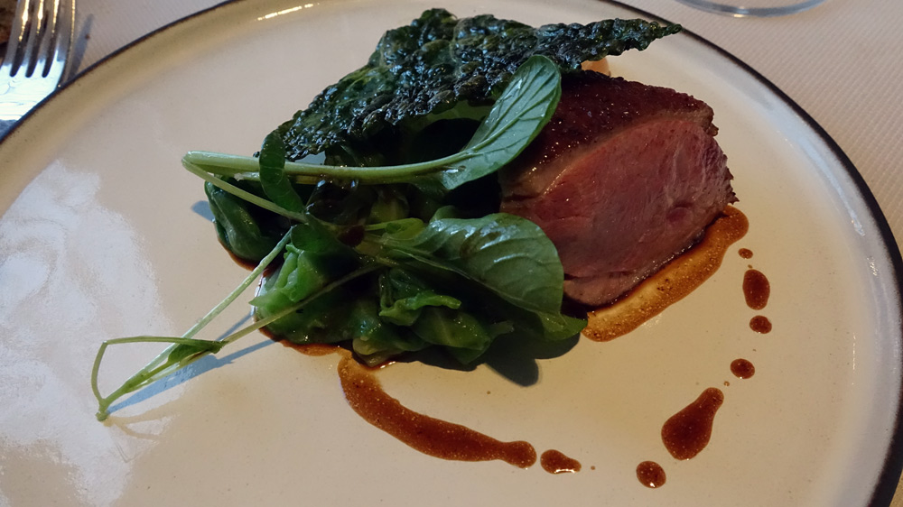 Canard de Challans de Mme Burgaud, feuille de choux du jardin, jus de canard infusé à l'ail noir, condiment de citron frais