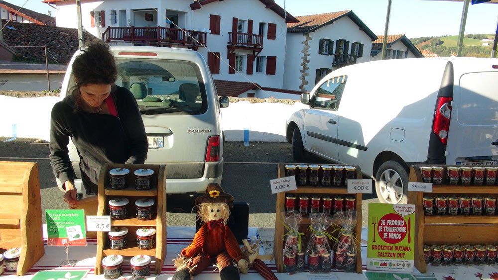 Le stand d'Olaïzola Pampi  sur le marché de Sare du vendredi après-midi