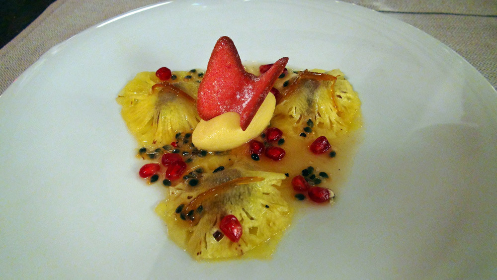 Ravioles d'ananas, sorbet aux fruits de la passion, sauce aux fruits de passion, grenade et clémentine