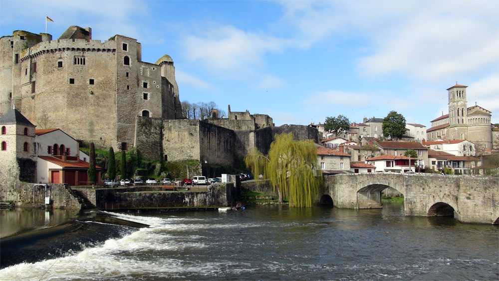 Trois monuments importants de Clisson : Le Château - Le pont de la Vallée - L'église Notre-Dame