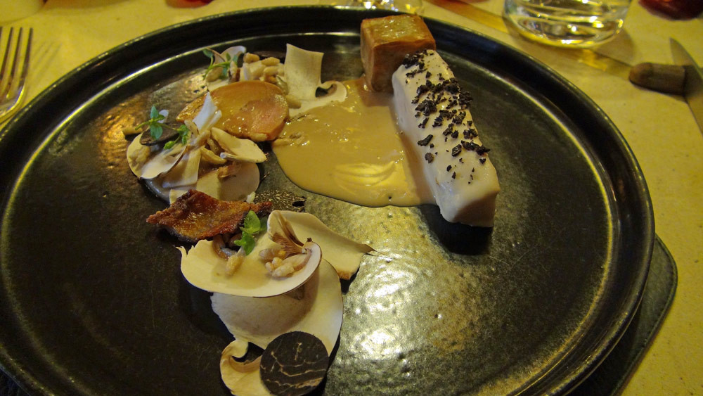Géline de Toura¡ne Albufera*, foie gras, truffe et riz soufflé, champignons à cru