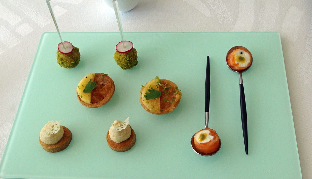 Amuse-bouche : Mousse de pois chiche et sa tuile de sésame - Tartelette pêche safranée - Sucette de lapin et son croquant à la pistache - Saumon fumé, chèvre frais et fruit de la passion