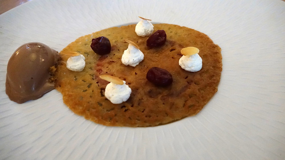 Croquant chocolat/griottes, tuile miel, crème glacée