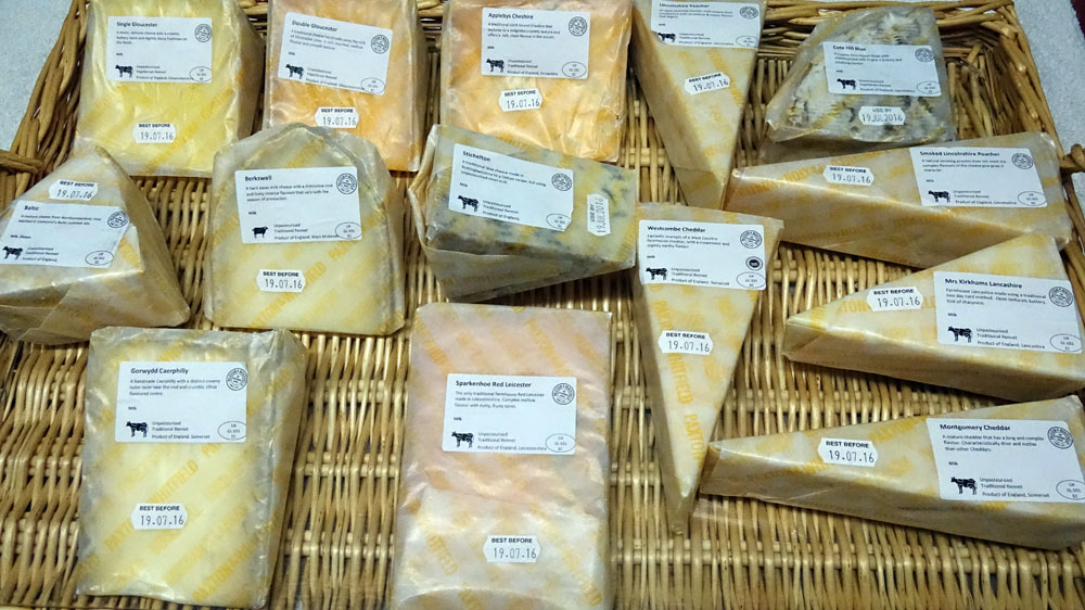 Quelques fromages encore sous leur emballage