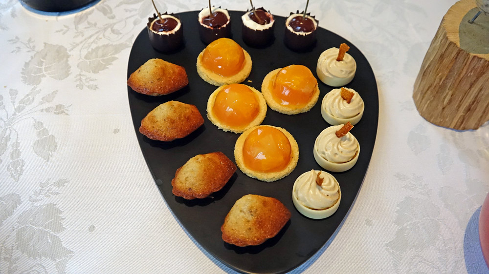 Mignardises : Madeleine au miel, Cerise à l'eau de vie, Sablé aux agrumes et Sablé orange