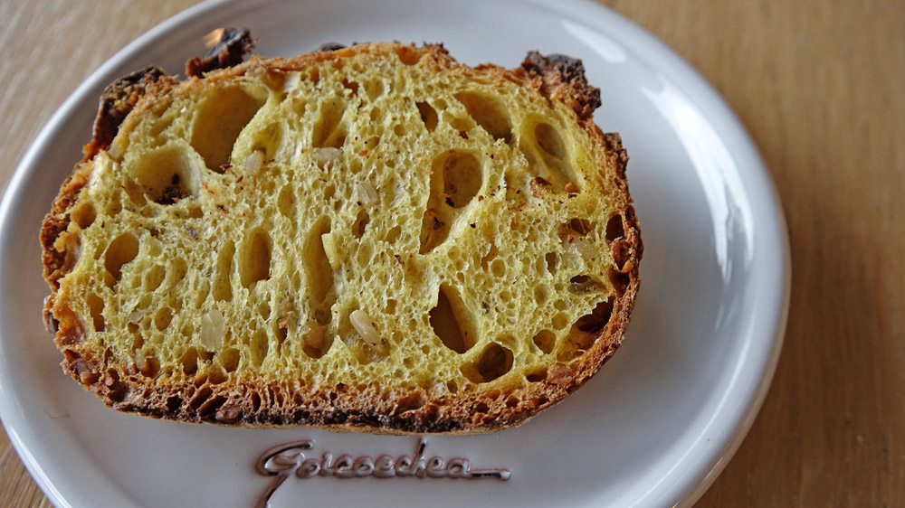 Le pain au maïs, graines de tournesol et piment d'Espelette
