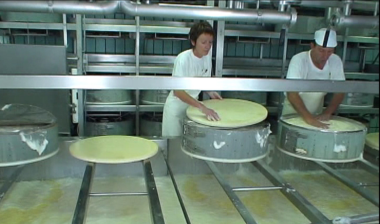 Chantal & Gilles Bobillier en pleine fabrication des meules de Comté (Septembre 2007)