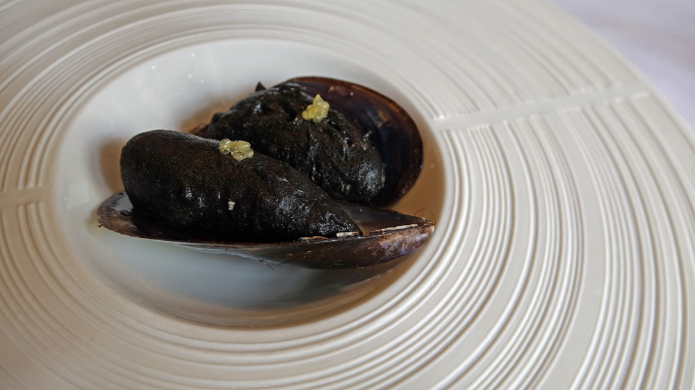 Amuse-bouche : Moule marinière en tempura et citron caviar