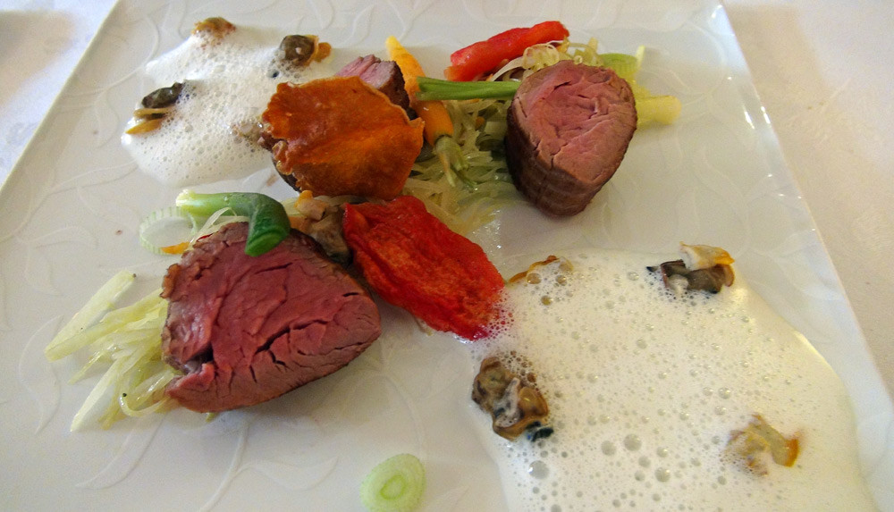 Le veau : le filet "mignon" cuisiné en cocotte, garniture de coquillages au safran et chou pomme