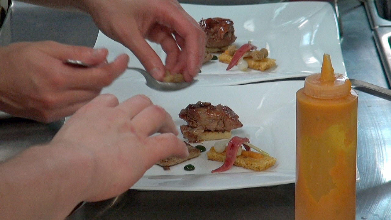 Finition en cuisine du plat d'agneau