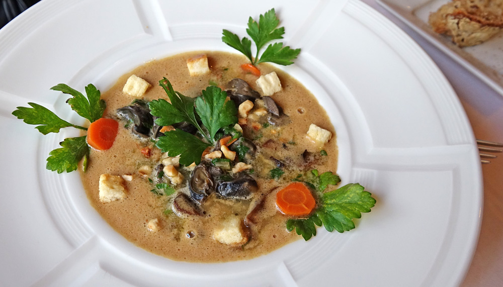 Escargots de Bourgogne éclats de champignons Blonds de Paris à la crème de Vouvray et  Parfum de Noisettes grillées