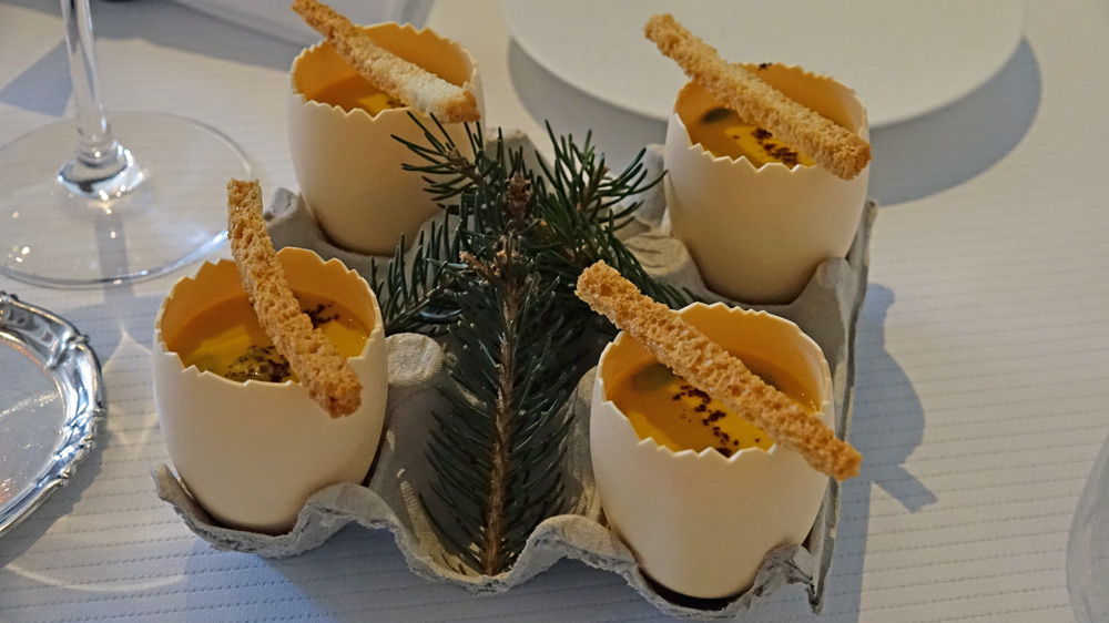 Amuse-bouche : Velouté de potimarron au café, foie gras et graine de courge grillé en coquille