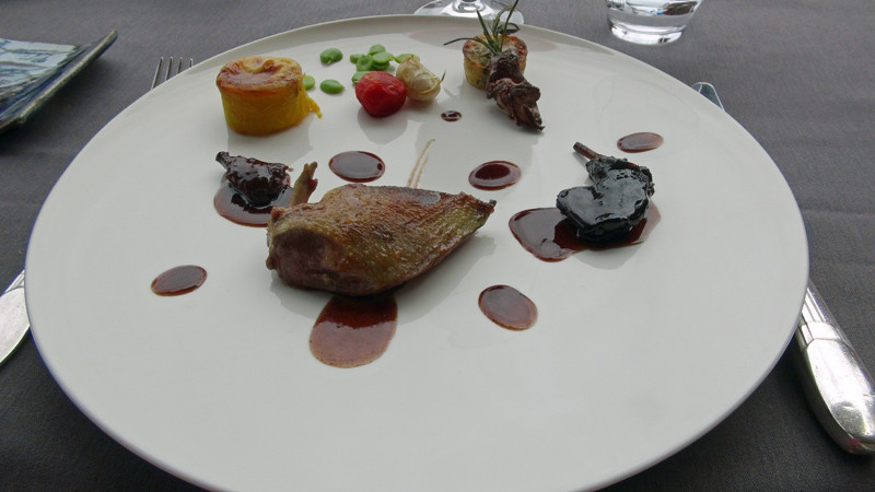 Pigeon,  pommes de terre fondantes, pipérade, ail & tomate confits, pounti au figatelli, brochette d'abats (cœur & poumon)