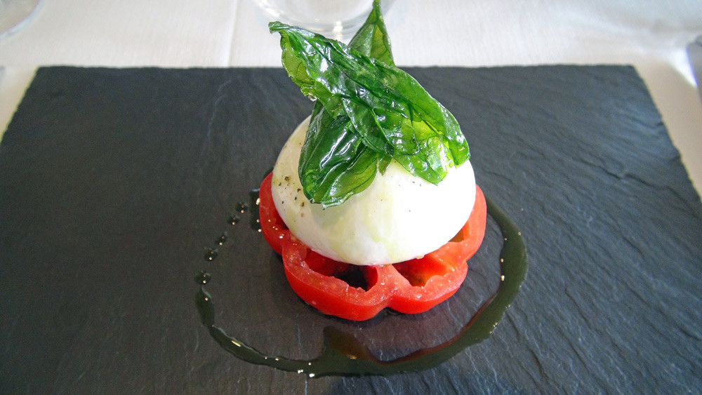 Tomate cœur de bœuf assaisonnée à l'huile de basilic, Mozzarella Burratina pour l'accompagner