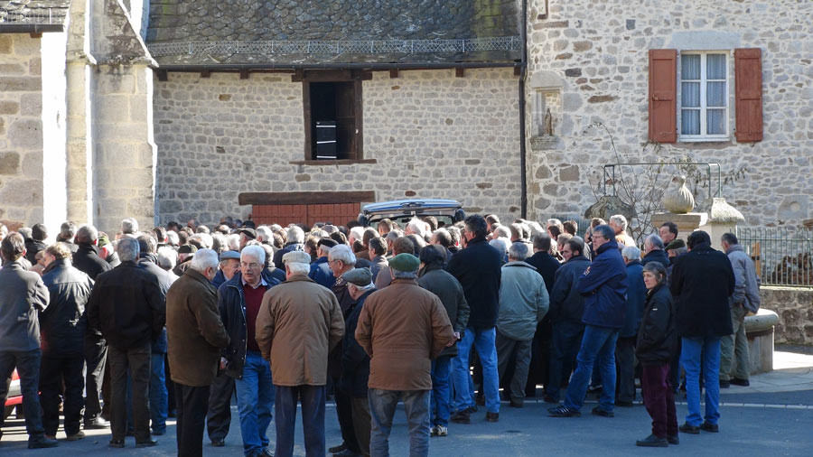 Le parvis de l'église Saint-Médard de Mourjou - 22 février 2011