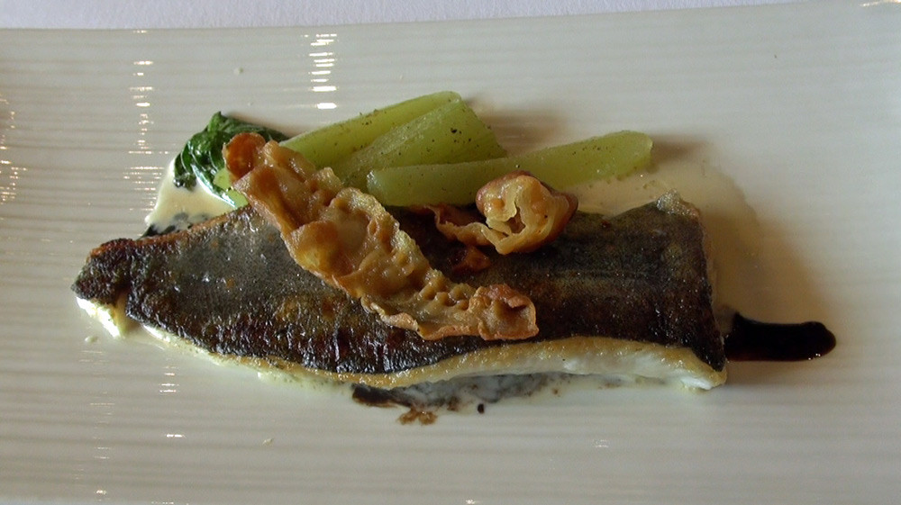 Filet de truite fario cuite au lard, laitue-asperge & crème de lait