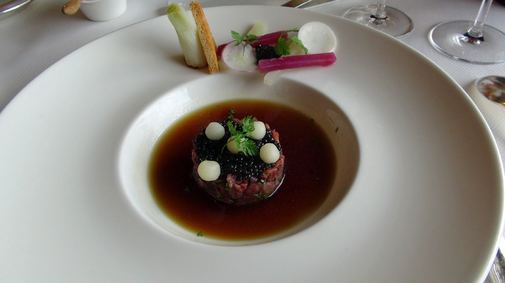 Tartare de bœuf, caviar d’Aquitaine en consommé froid de pot au feu