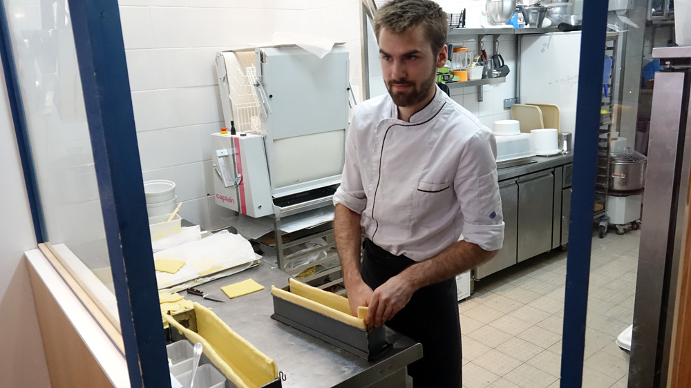 Florian Lemasson en plein montage d'un Pâté en croûte