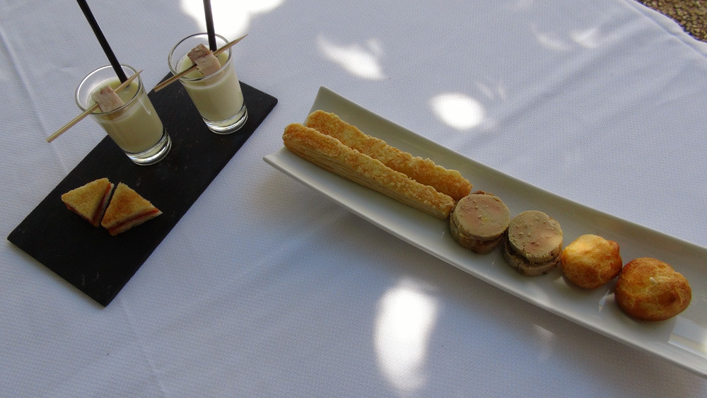 Amuse-bouche : Allumette au fromage, Croûton au foie gras, Gougère au Parmesan, Croque-monsieur et Crème d'asperges & rillons de Touraine