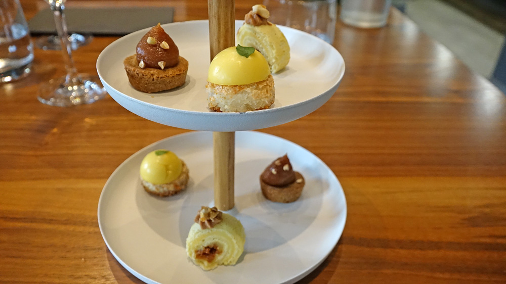 Mignardises : Croustillant noix de coco et son crémeux mangue/fruit de la passion - Roulé citron et noisette à la fleur de sel - Sablé breton à la farine de sarrasin et caramel au beurre salé
