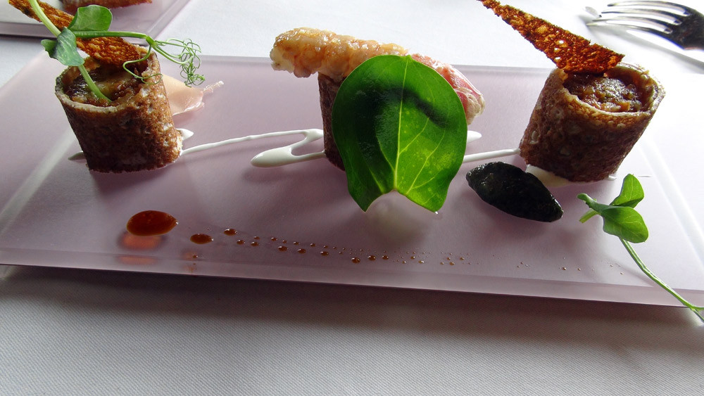 Maki de blé noir et langoustines, lait ribot wasabi et tartare d'algues