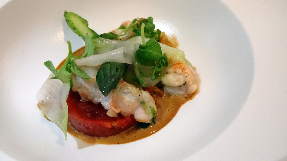 Langoustines, fumet de crustacés, asperges vertes, tomates confites et lard de Colonnata