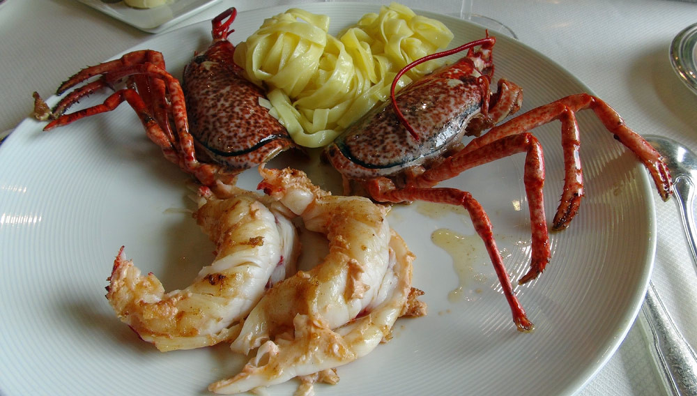 Homard rôti au beurre de baratte demi-sel et sauce coraillée