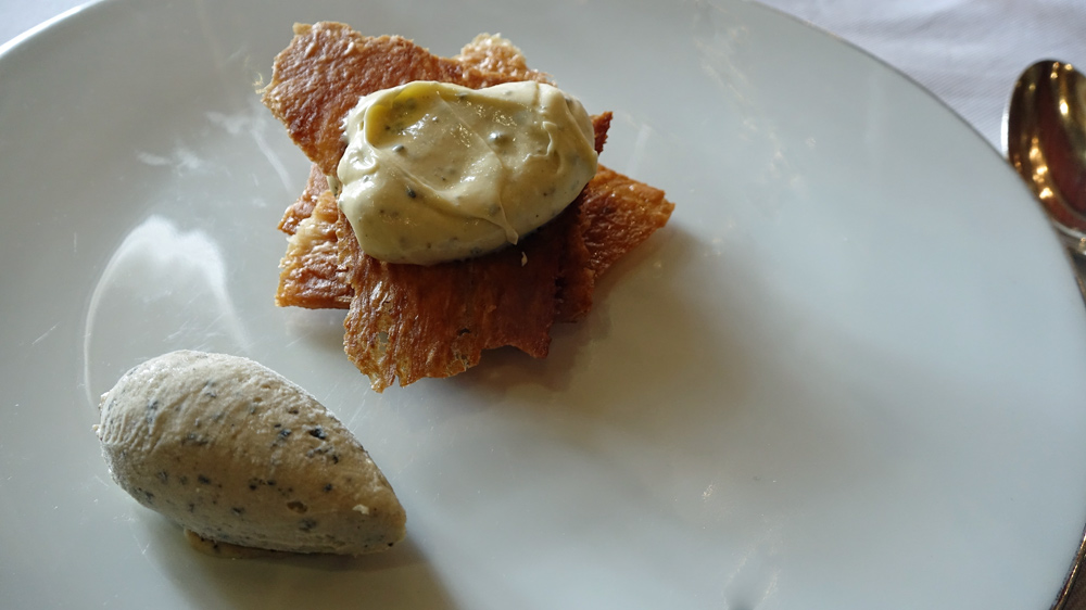 Feuilles à feuilles caramélisé aux truffes, crème onctueuse généreuse en truffe et marasquin