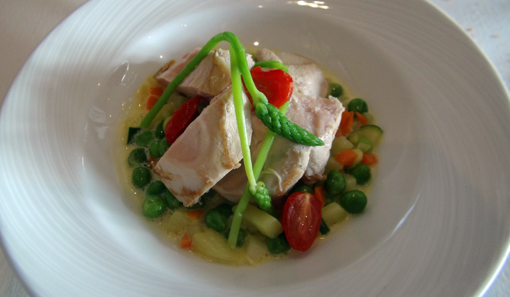 Suprême de pintade cuit à basse température, ragoût de petits pois frais et minestrone de légumes à la menthe 