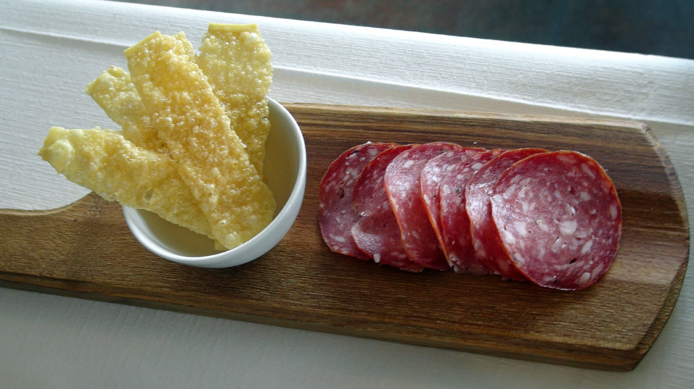 Saucisson et Tuiles au Parmesan