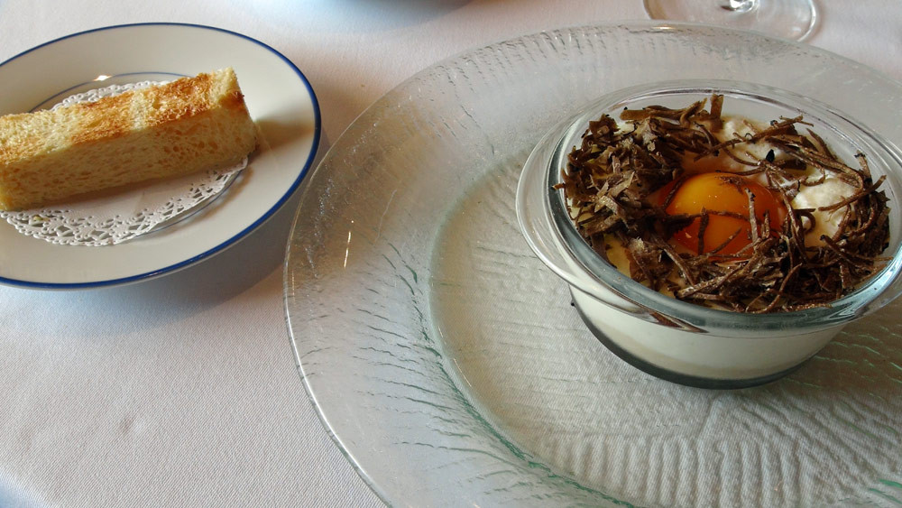 Œuf de poule en gelée et sa mouillette