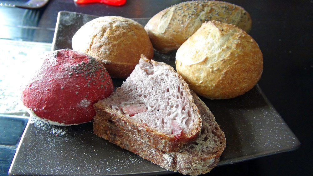 Les pains maison : Betterave rouge - Beurre de cacahuètes - Olive noire - Céréales - Saucisse de Morteau et Beaujolais