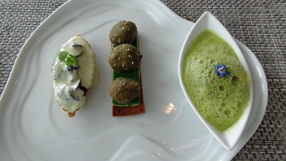 L’Escargot de Bourgogne dans tous ses états, cachés dans une raviole au cresson, au bleu de Laqueuille, en cromesquis vert persillé