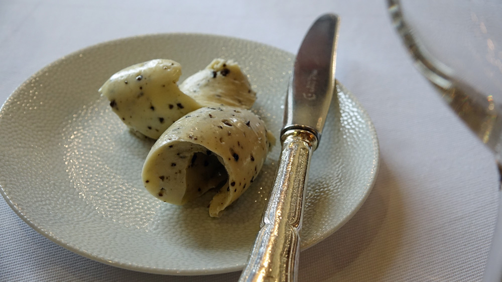 Quenelles de beurre truffé