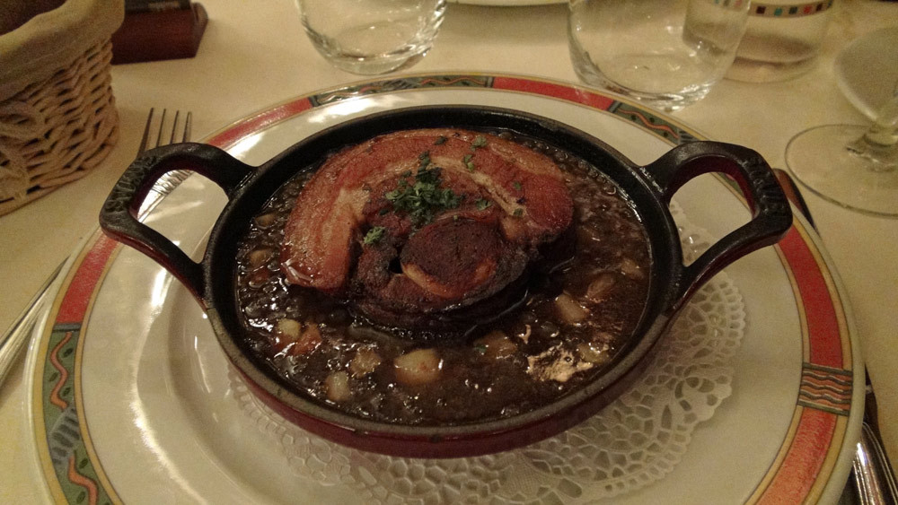 Poitrine de cochon farcie au boudin blanc, confite puis poêlé croustillante