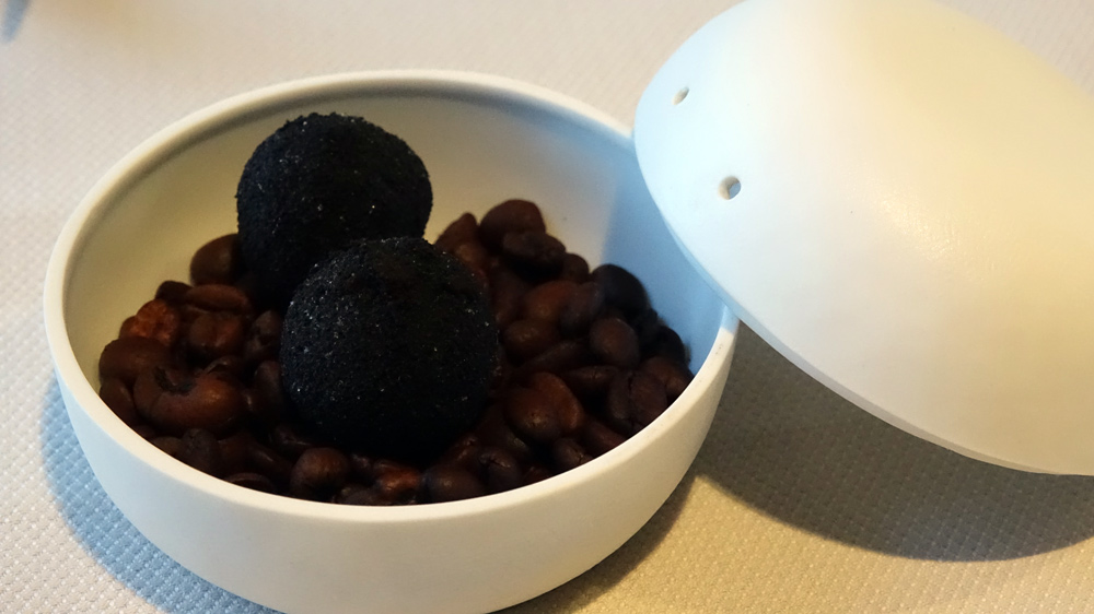 Cinquième série d'amuse-bouche : "Truffe" au maquereau et café