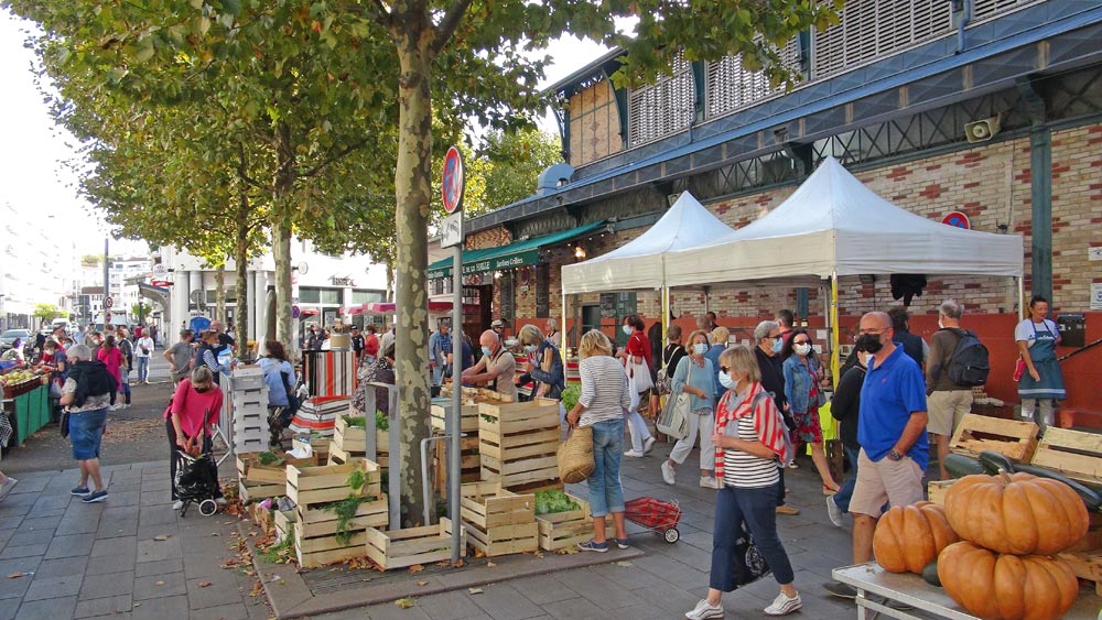 A l'extérieur