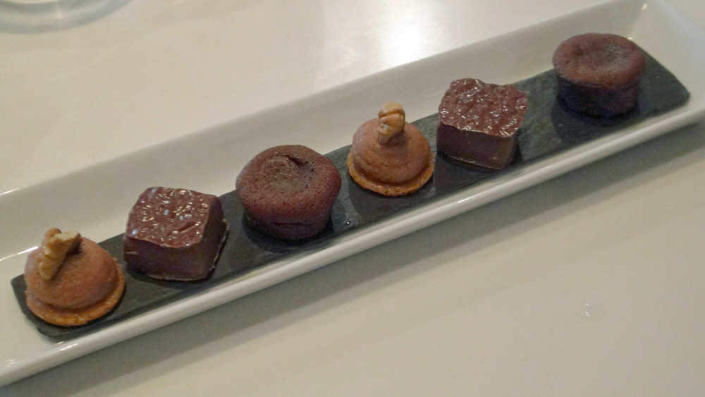 Mignardises : Moelleux au chocolat -  Palet chocolat lait/cacahuète - Petit sablé, crème praliné et noix du jardin