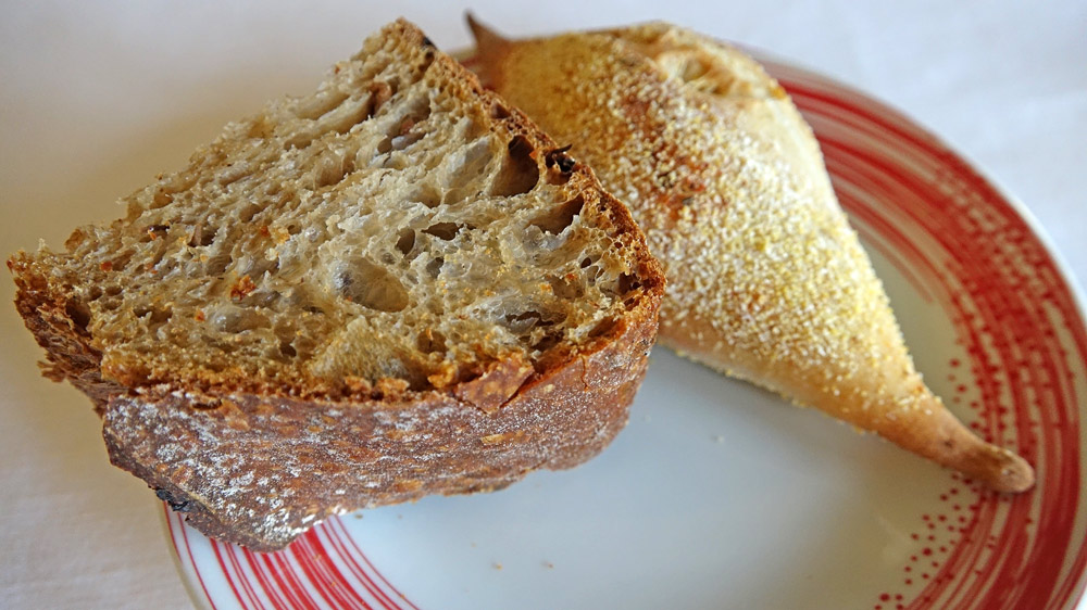 Pain au levain et aux graines et Baguette au piment d'Espelette 