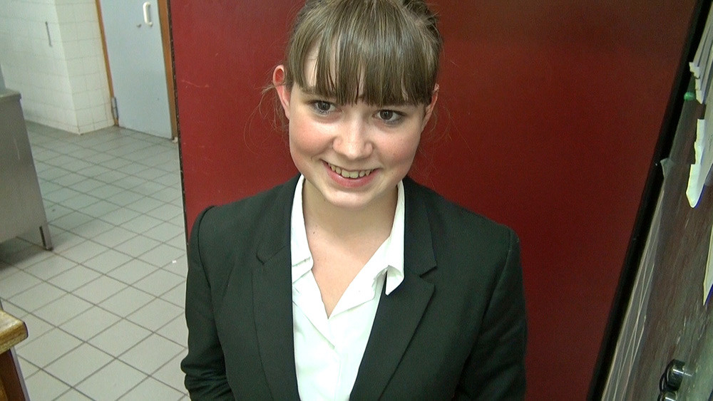 Manou, serveuse stagiaire ... adorable