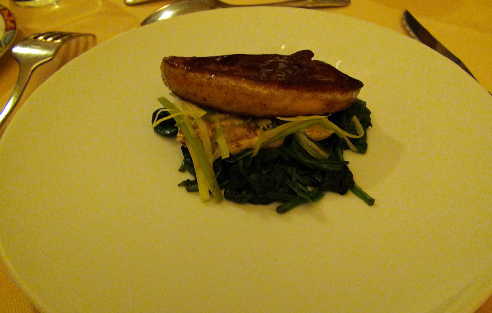 La salade de raie et son foie gras de canard poêlé déglacé au vinaigre de framboise