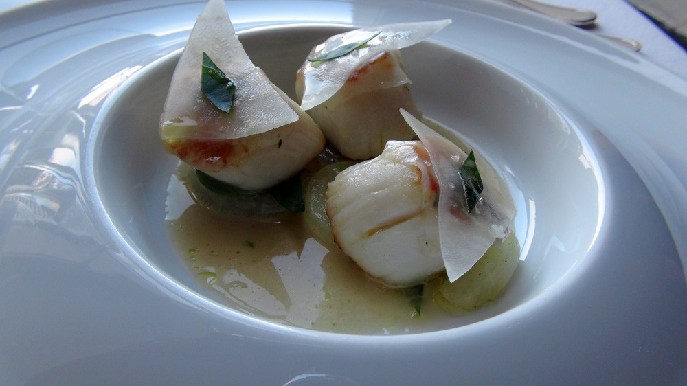 Saint-Jacques de plongée, boule de siam, oseille et jus de barbes