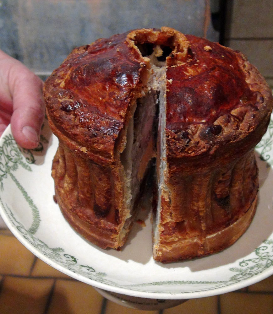 Pâté de Tours à la géline de Touraine, poire tapée, foie gras (de quoi ?) et sa fine gelée au Vouvray