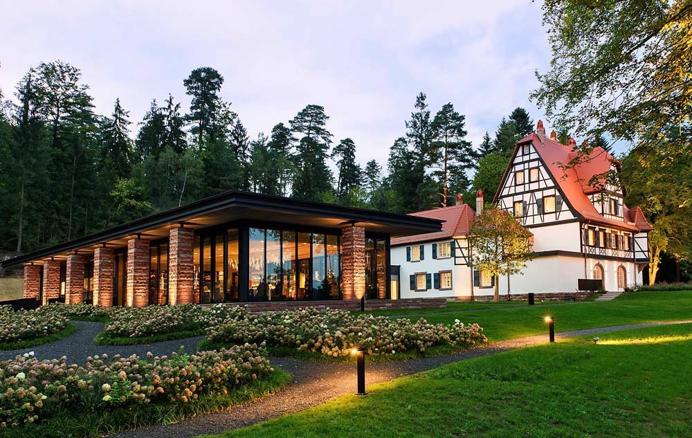 La Villa Lalique à la tombée dde la nuit - Crédit photo : Facebook Villa René Lalique