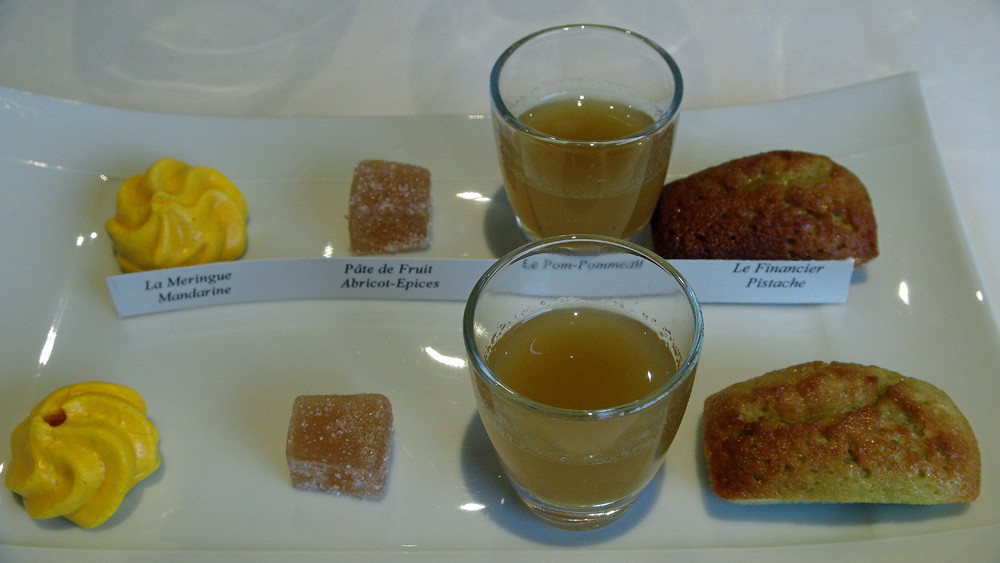Mignardises : Meringue mandarine, Pâte de fruits abricot-épices, Pom-pommeau & Financier-pistache 