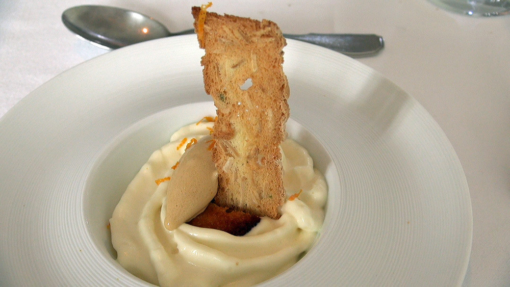 Mousse chocolat blanc, glace au vinaigre balsamique et zestes d'orange râpée
