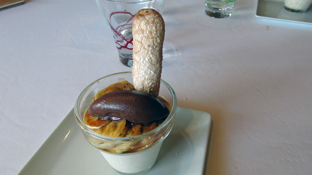 Meringue battue au rhum, bananes rôties et sorbet chocolat