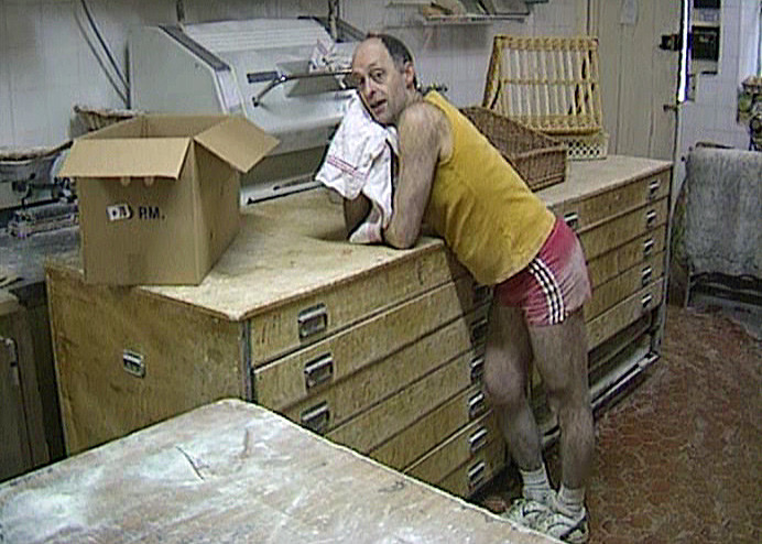 Luc Mano se réveille (Photo tirée du DVD "Les secrets de cuisine de Bernard Pacaud" de Frédéric Laffont)